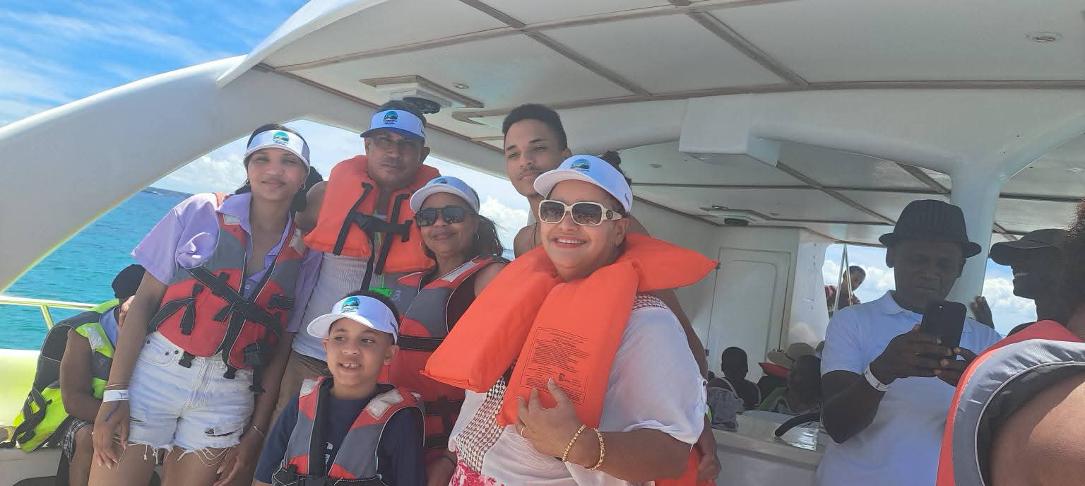 Grupo de viajeros Catarey en catamarán